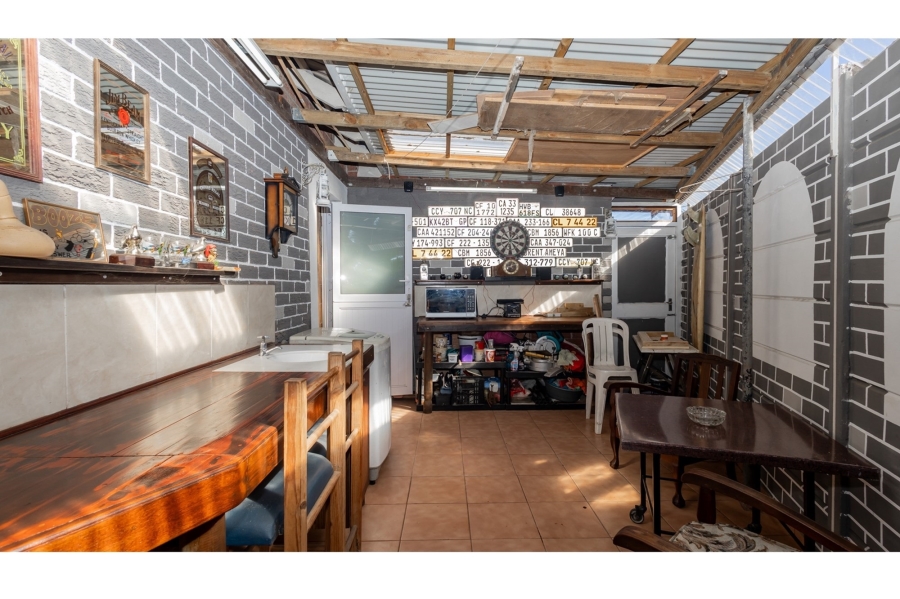 5 Bedroom Property for Sale in Avondale Western Cape